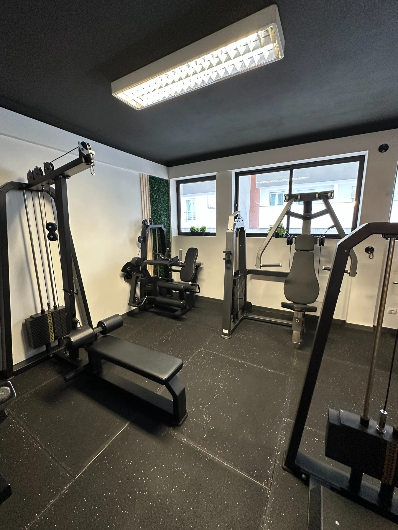 Sala de treino com puxador e chest press